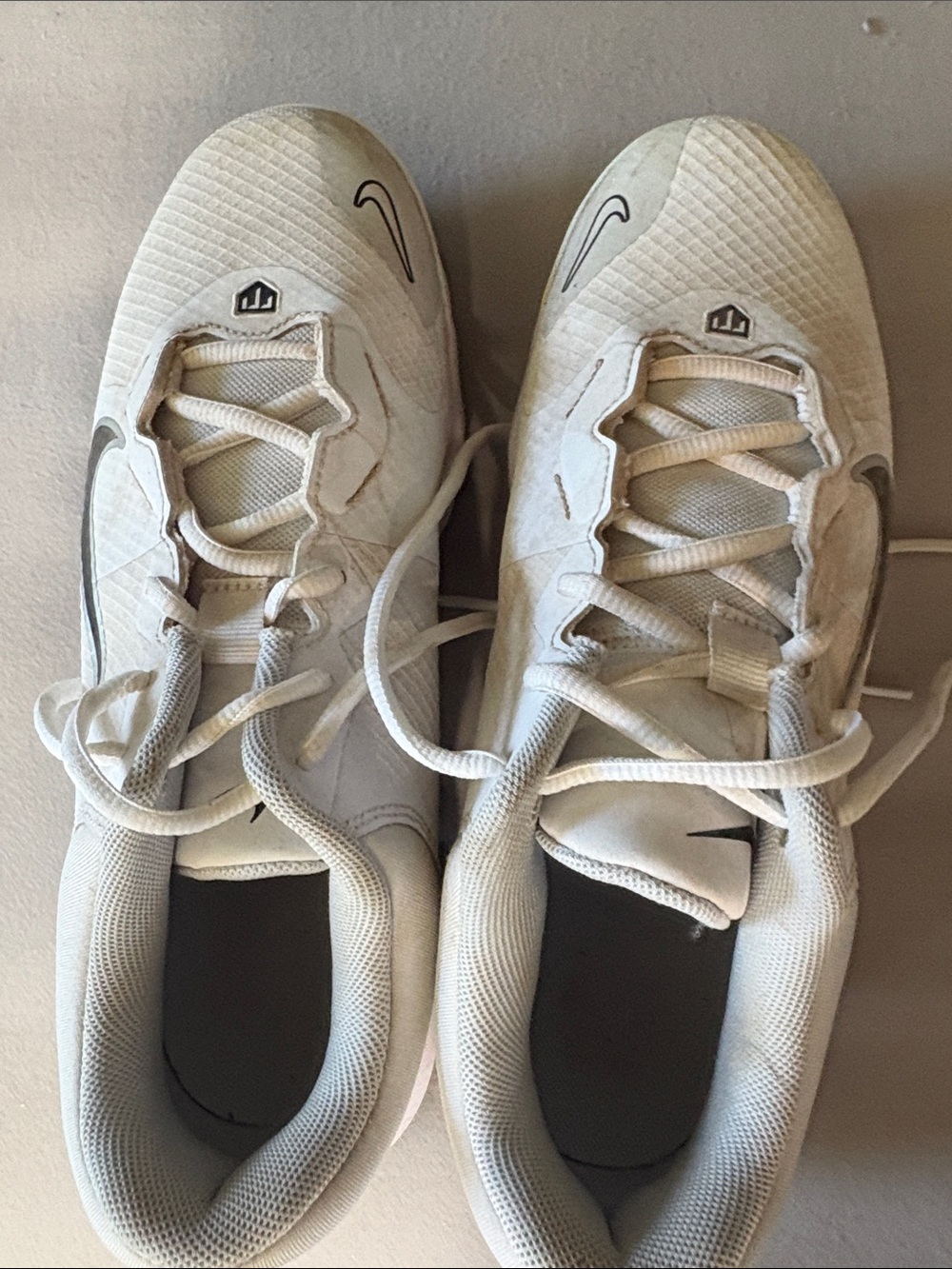 Nike Men’s White Athletic Training Shoes with Subtle Gray Accents
